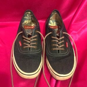 Levi’s denim lace up sneakers men’s size 8 in beautiful condition tropical insid